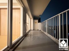 南向きバルコニーで陽当たり、風通し良好。広々としているため、お洗濯物をたっぷりと干す事ができます。8階建て7階部分で前面に視界を遮る高い建物がなく、開放的な景色が広がります。