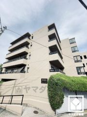 自然と調和するデザインが魅力。四季折々の風景に溶け込む、心地よい住まい。