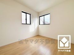 約5.2帖の2階洋室。2面採光の大きな窓からは明るい光が降り注ぎます。柔らかな光が差し込む洋室で、快適で落ち着いた生活をお送りいただけます。