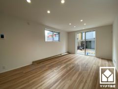 広々16.78帖のLDKが魅力。家族全員がリラックスできる、ゆったりとした快適リビングで温かい団らんの時間を。