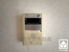 突然の来訪時でも安心なモニター付きインターホンを完備。お留守番中のお子様でも簡単に来訪者の確認ができます。