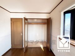 新たに家具を買わなくても良いので、ハンガーパイプ付きのクローゼットは嬉しいですね。