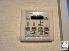 浴室暖房乾燥機付き。真冬の寒い浴室を暖かく、また雨の日の洗濯物の乾燥にと多用途に活躍する機能です。