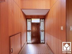 欄間や袖の窓から光が差し込み、外出時にも帰宅時にも、明るい気持ちになれる玄関です。