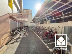 屋根付き駐輪場なので、雨や風、直射日光から自転車を守ることができます。