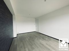 バルコニーにつながるお部屋で、通風・陽当たり良好。