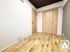 約4.9帖の洋室です。全居室フローリングでお掃除ラクラクです。