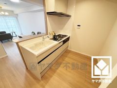 カウンターキッチンなので配膳や片付けがしやすく、お料理中でもお子様の様子が分かって安心です。