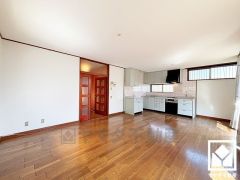 広々17.5帖のLDKが魅力。家族全員がリラックスできる、ゆったりとした快適リビングで温かい団らんの時間を。