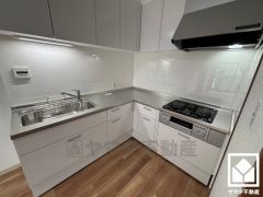 キッチンは空間を有効活用できる壁付けタイプ。L型なので作業動線が最短距離で効率良く動けます。コーナー部分の作業スペースをより広く確保できているのも魅力です。