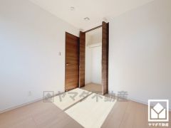 約4.6帖の南側洋室です。独立した居室なのでプライベートな時間をゆったり過ごせそうです。