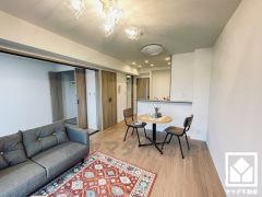 おしゃれなインテリアが映えるリビングで、リラックスしたひとときを過ごせます。