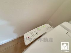 リビングは床暖房付きで、寒い冬でも足元ポカポカ。ホコリを巻き上げないのでお子様のいるご家庭にもおすすめです。エアコンの風が苦手な方や、アレルギー体質の方も快適にお住まいいただけます。