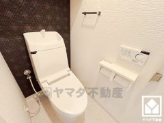 明るく清潔感溢れるトイレです。2連トイレットペーパーホルダーなのでお取替えの手間が軽減できます。