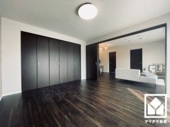 約8帖の洋室です。リビングに隣接する引き戸のお部屋で、約26帖の大空間として一体利用も可能です。