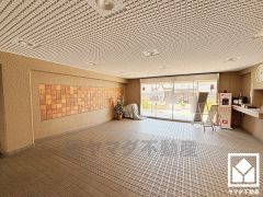 広々とした明るいエントランスホール。綺麗に整備されており、帰宅時や来客時にも気持ちの良い空間です。