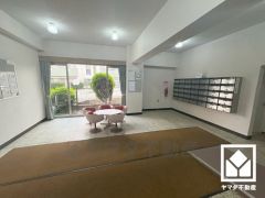 談話スペース付きのゆったりとしたロビーが、住まう人の憩いの場に。落ち着いた空間で、ほっと一息つける時間を。