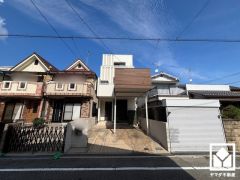 南向きカーポートバルコニーが魅力の、デザイナーズライクなおしゃれな外観。窓が多く、陽当たりの良い立地。