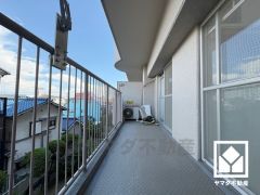 東側バルコニーのため、朝日が気持ちよく入り爽やかな一日を始められます。広々としているため、お洗濯物もたっぷりと干す事ができます。