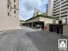 敷地内に駐車場を完備。重い荷物や雨の日の移動もスムーズで、快適なカーライフを実現。