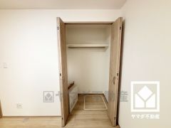 クローゼットは奥行きがあるので、収納力も申し分ありません。