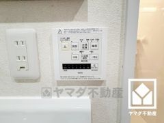 浴室暖房乾燥機付き。真冬の寒い浴室を暖かく、また雨の日の洗濯物の乾燥にと多用途に活躍する機能です。