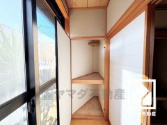 縁側にも収納スペースを完備し、空間を無駄なく活用。