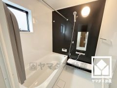 小窓が付いているので明るく、こもりがちな湿気もすぐ取り除くことができます。