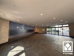 ゆったりとしたロビーが、住まう人の憩いの場に。落ち着いた空間で、ほっと一息つける時間を。