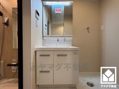 室内洗濯機置場がございますので、天候に左右されず洗濯していただけます。