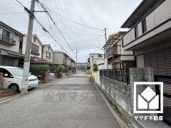 前面道路幅員約6.0mとゆったりとした広さがあるのでファミリーカー等の車の出入れも楽にできます。