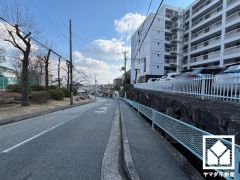 屋内駐輪場も完備しており、雨や風、直射日光から自転車を守ることができます。