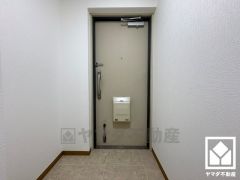 白を基調とした明るい玄関で、毎日を爽やかにスタート。清潔感あふれる空間が、訪れる人々を温かく迎えます。