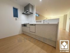 カウンターキッチンなので配膳や片付けがしやすく、お料理中でもお子様の様子が分かって安心です。