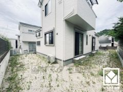 広々としたお庭があるから、子どもたちは思いきり走り回れる。休日は家族でバーベキューやプール遊びを楽しめる、笑顔あふれる住まい。