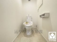 トイレが1階と2階にあるので、朝の忙しい時間にも混雑せず快適です。2連トイレットペーパーホルダーなのでお取替えの手間も軽減できます。