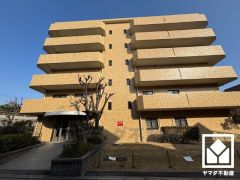 突然の来訪時でも安心なモニター付きインターホンを完備。お留守番中のお子様でも簡単に来訪者の確認ができます。