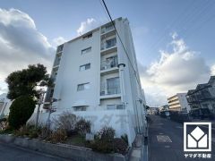 ゆったりと足を伸ばせる浴室は、ナチュラルな木目調のアクセントパネルが落ち着いた雰囲気を演出してくれます。