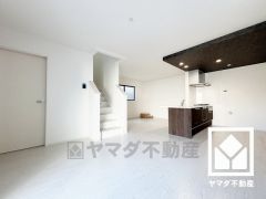 広々18.2帖のLDKが魅力。家族全員がリラックスできる、ゆったりとした快適リビングで温かい団らんの時間を。