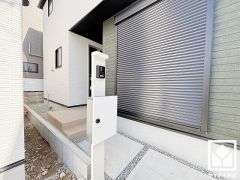 リビング北西側の窓はシャッター雨戸付きでセキュリティやプライバシーにも配慮されています。台風などによる飛来物からの保護、また防音・断熱効果もあり居住性を高めます。