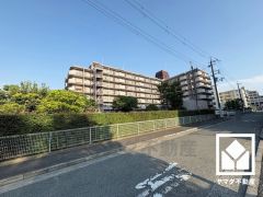 ゆったりとした広さがあるのでファミリーカー等の車の出入れも楽にできます。