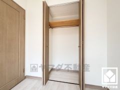 クローゼットは奥行きがあるので、収納力も申し分ありません。