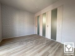 リビングから見守りやすく、プライバシーも確保できるすりガラスの扉です。お子様のお部屋などとしてもお勧めです。