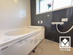 ゆったり足が伸ばせるので、毎日の疲れを癒やすバスタイムを実現。清潔感あふれる空間で、1日の疲れをリフレッシュ。