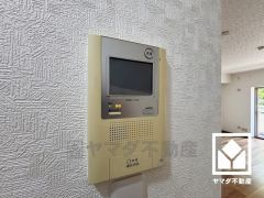 突然の来訪時でも安心なモニター付きインターホンを完備。お留守番中のお子様でも簡単に来訪者の確認ができます。