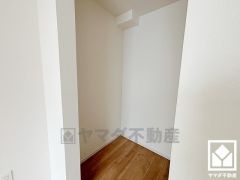 収納力豊富なウォークインクローゼット付き。お洋服はもちろん、スーツケースなどの大物もしっかり収納できます。