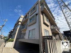 敷地内に駐車場を完備。重い荷物や雨の日の移動もスムーズで、快適なカーライフを実現。空き状況等は弊社スタッフまでお気軽にお問い合わせください。