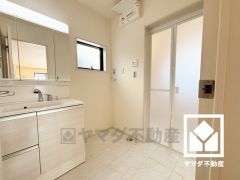 小さなお子様のお風呂上りもこのスペースがあればゆったりとして頂けます。室内洗濯機置場がございますので、天候に左右されず洗濯していただけます。