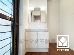 収納付きでスッキリお使い頂ける3面鏡の洗面台です。洗面ボウルが広めなので、忙しい朝でも身支度がしやすく時短になります。