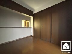 キッチンから見守ることのできるお部屋となっておりますので、リビングとの一体利用は勿論、小さなお子様のお部屋としてもお勧めです。上部は吊戸棚になっています。